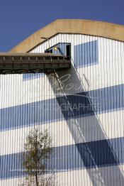 Image du Maroc Professionnelle de  Hangars de stock des engrais à l'Usine Jorf Lasfar du Groupe OCP de L'Office chérifien des phosphates. Le Groupe OCP : Société anonyme fondée en 1920 et domiciliée au Maroc. Groupe OCP est le leader mondial des exportations des phosphates et produits dérivés, Vendredi 14 Septembre 2007. (Photo / Abdeljalil Bounhar)